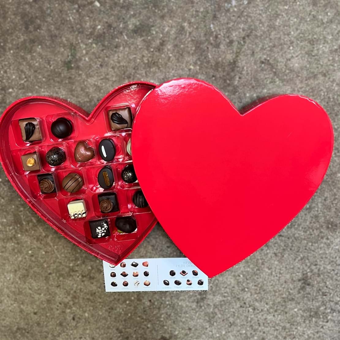 Rødt hjerte fyldt med forskellige chokolader fra Frellsen.