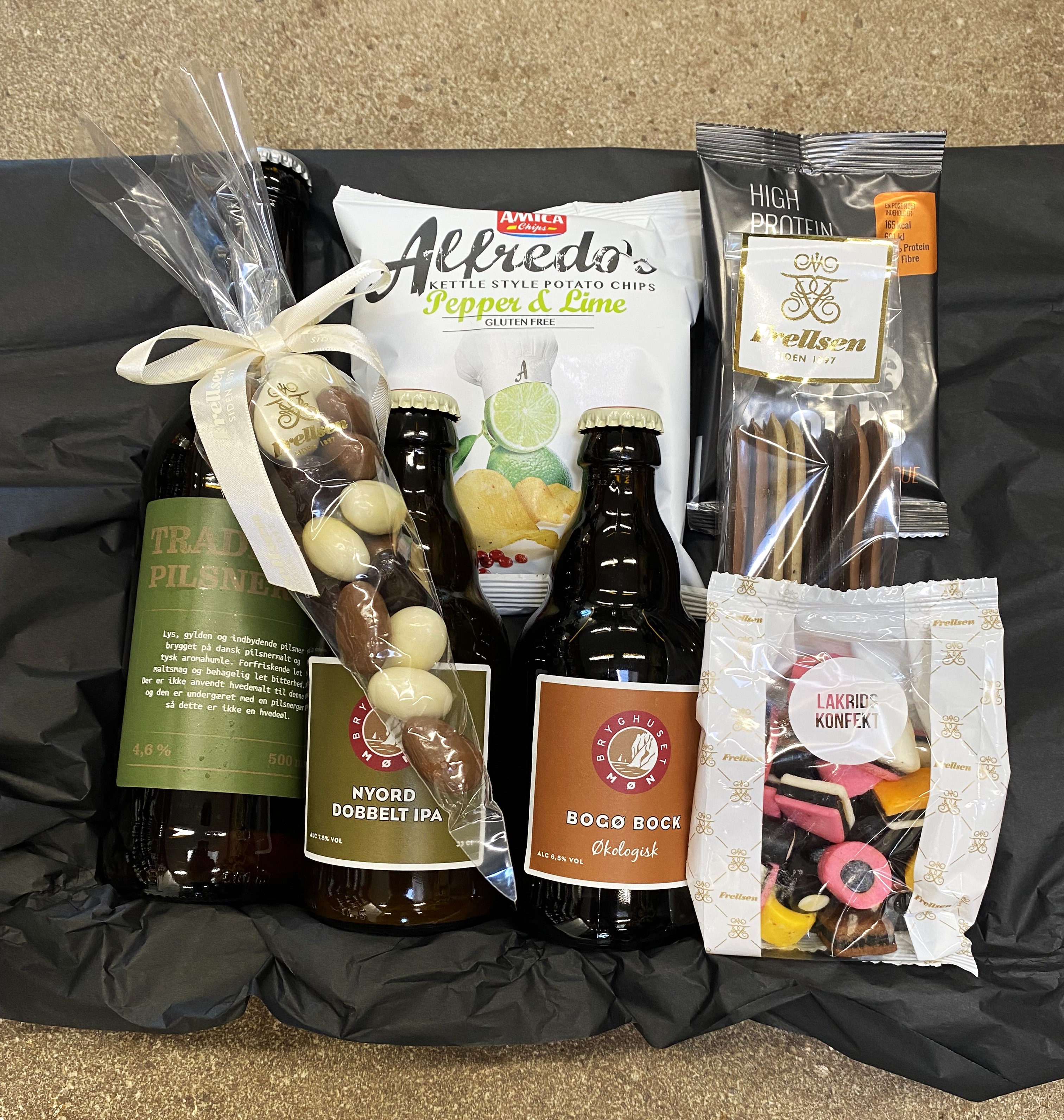 Kasse med øl, slik og chips. 