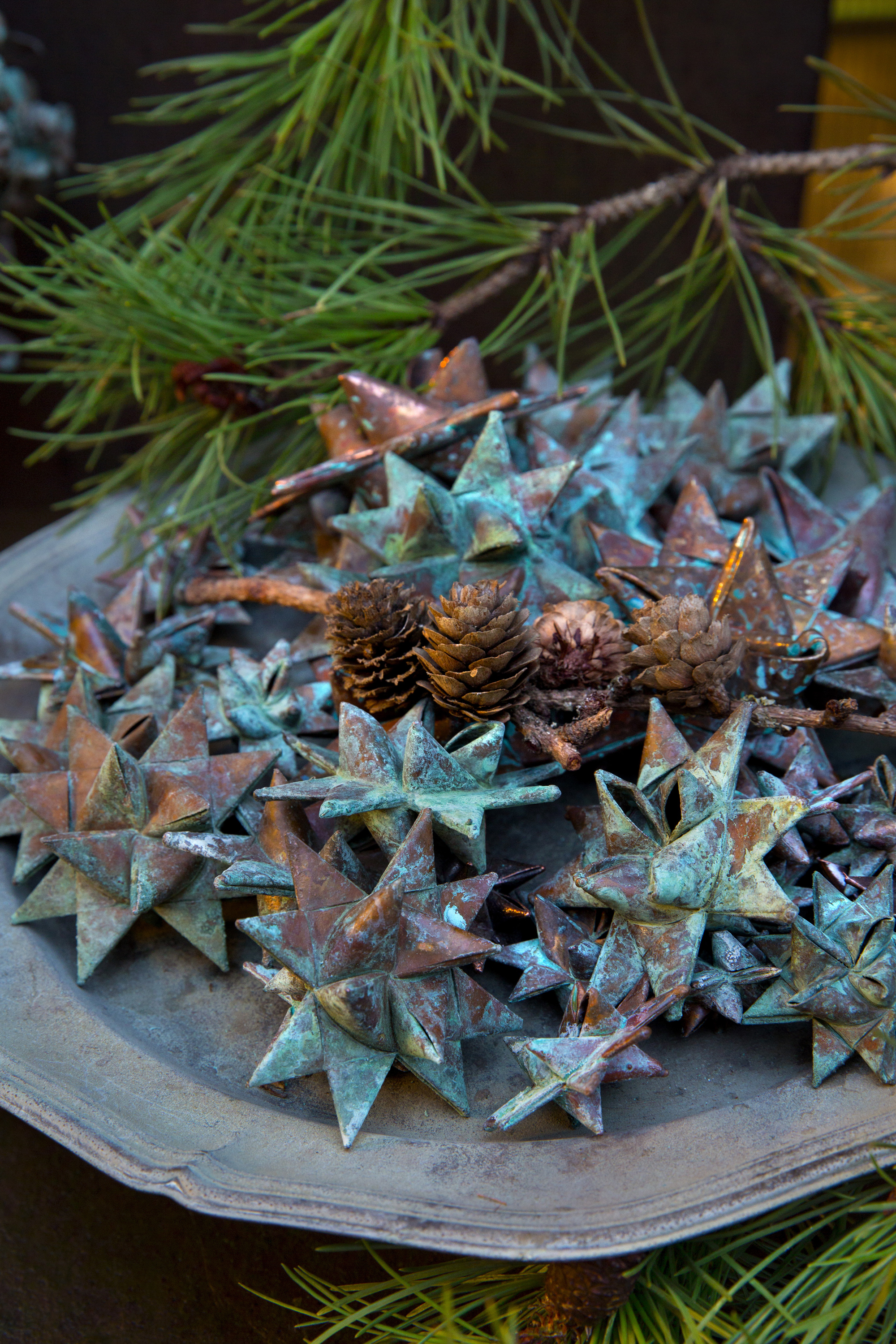 Art by kobber stjerner der ligger på et fad. 