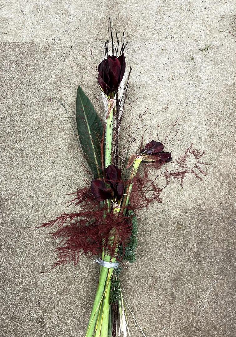 Buket med amaryllis og grønt. 