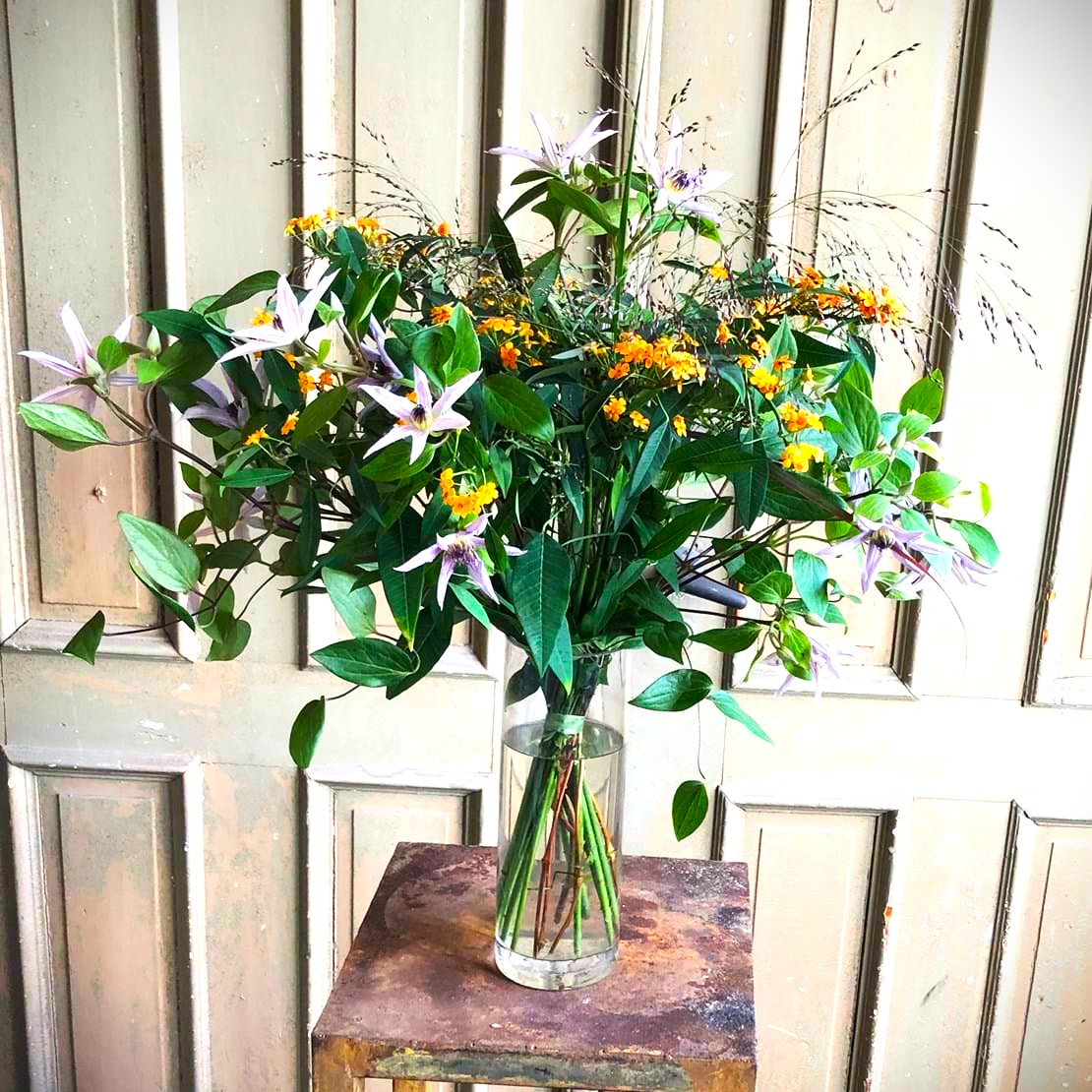 Violen er en moderne blomsterbutik i 8300 Odder. Vi binder alt fra ...