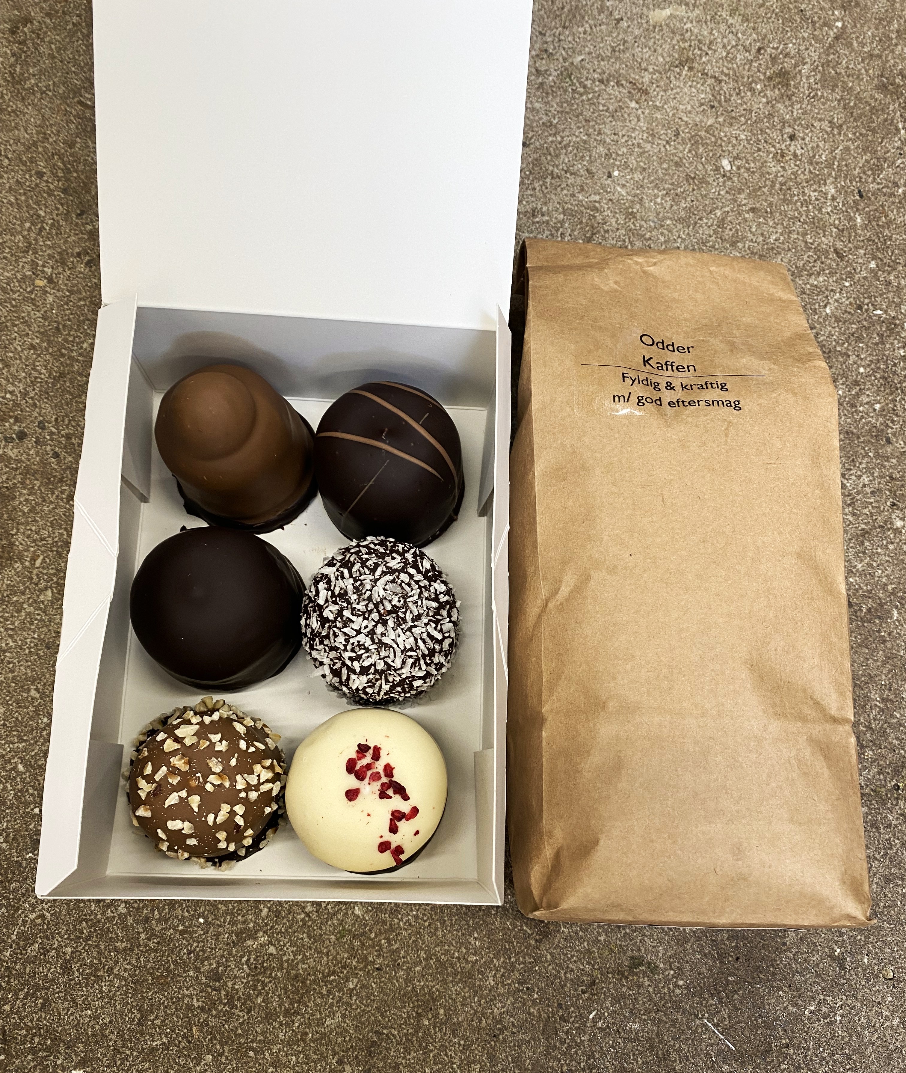 En kasse med seks flødeboller og en pose kaffe. 