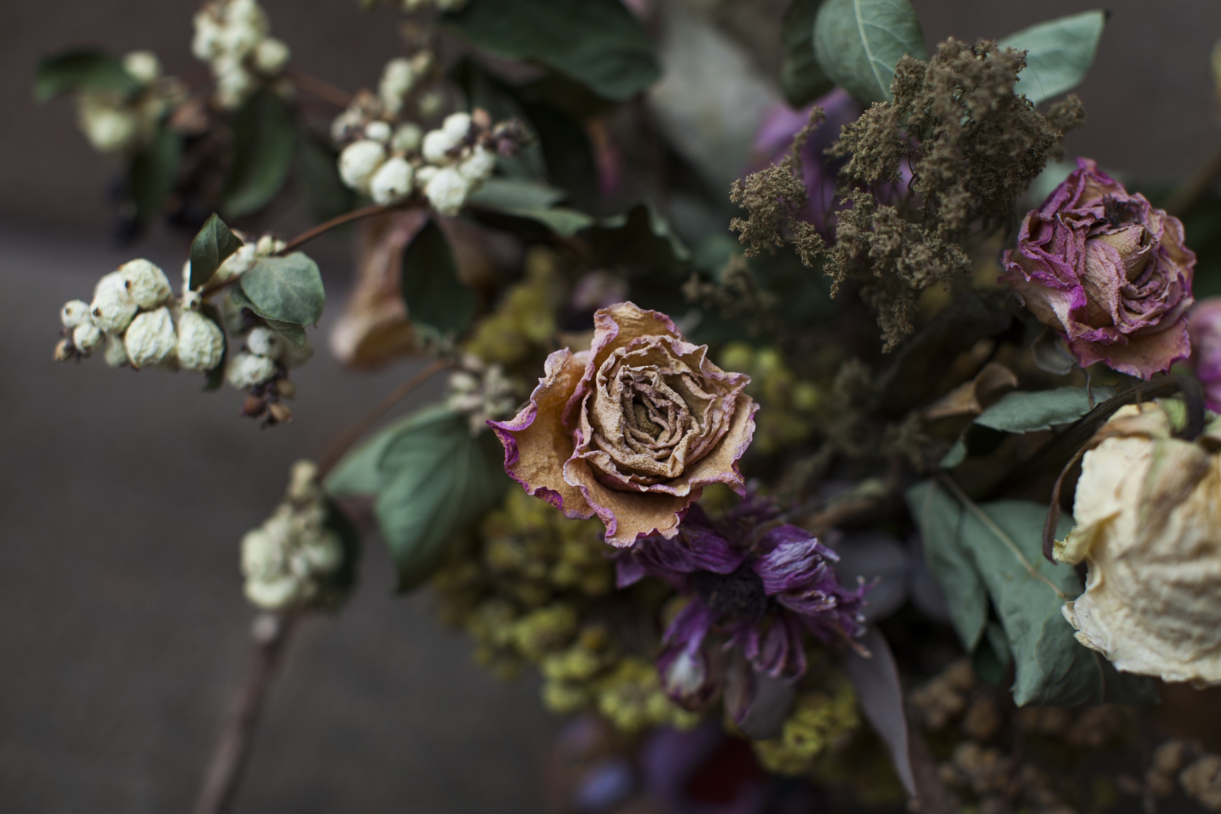 Buket af visne blomster