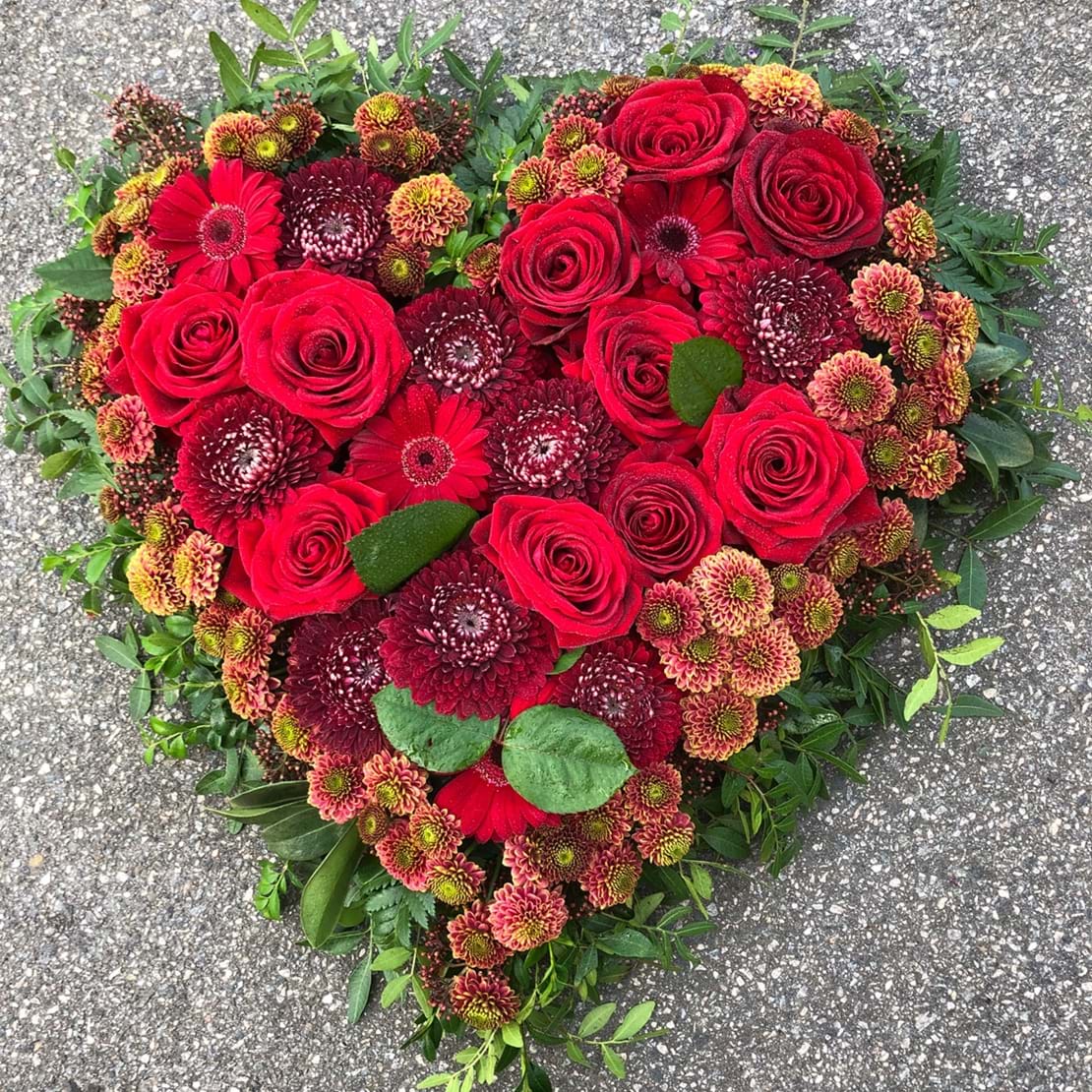 Rødt hjerte med gerbera og roser.