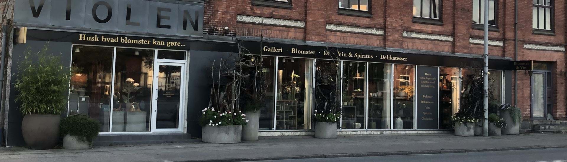 Gadebillede af facaden af blomsterbutikken Violen, Odder