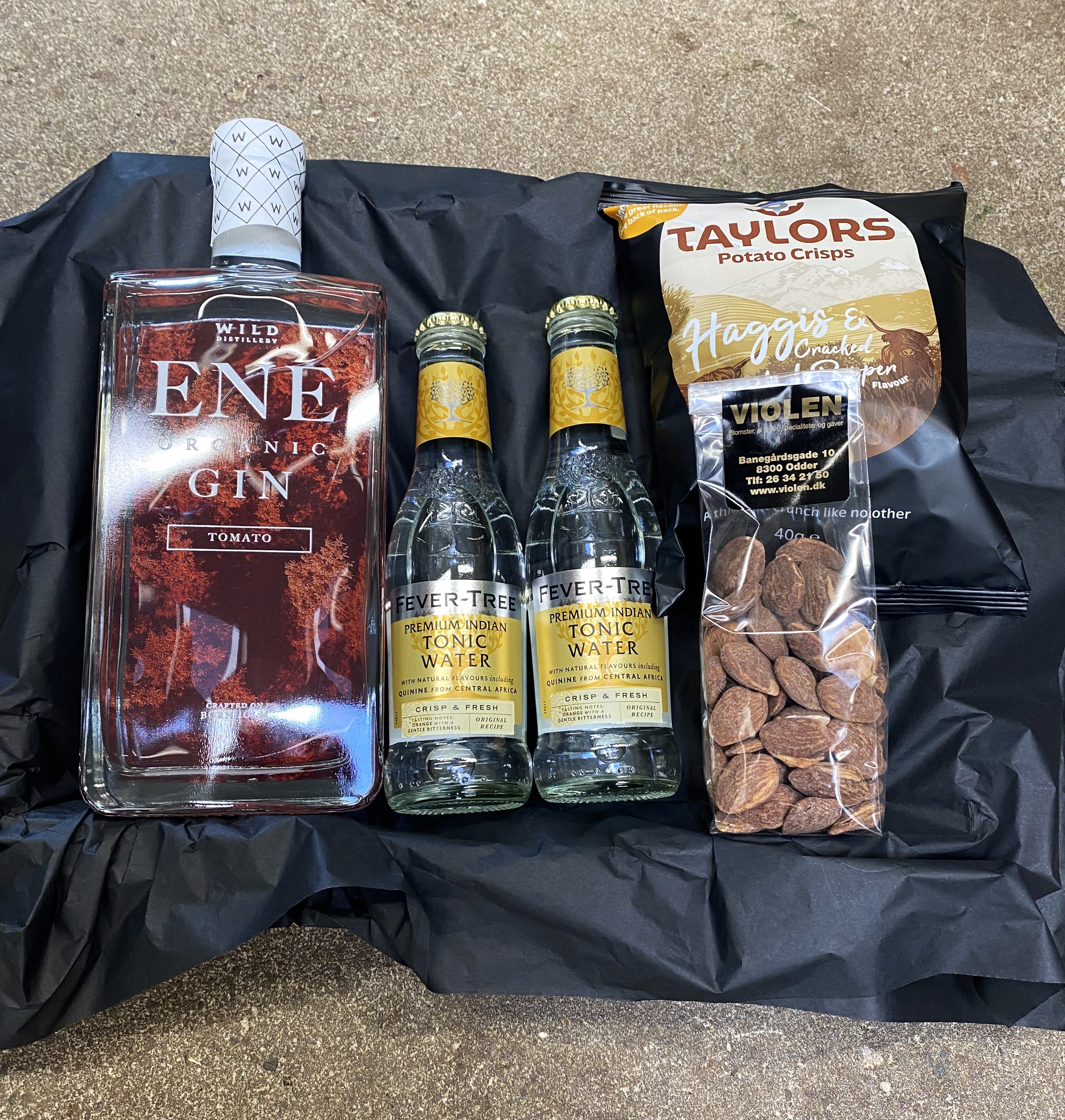 Gavekurv med gin, tonic, chips og mandler. 